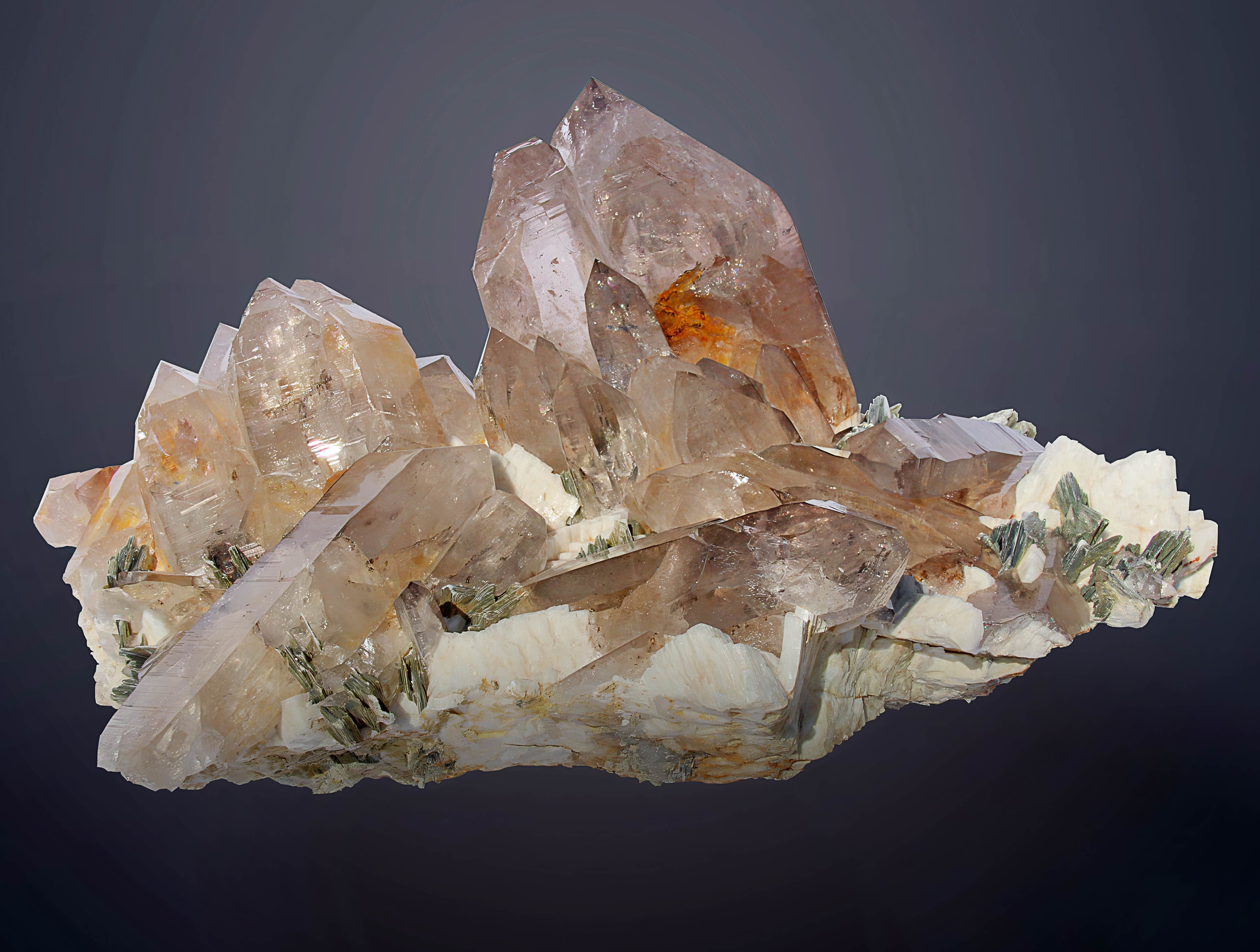 Quarz mit Aktinolith-Einschlüssen